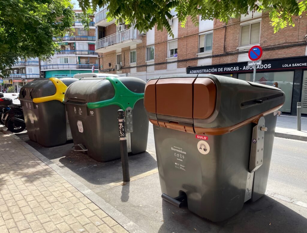 El Ayuntamiento de Coslada instala contenedores marrones para biorresiduos en la ciudad