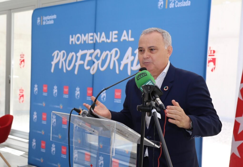 El Ayuntamiento de Coslada rinde homenaje a los docentes que se jubilan este año