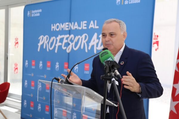 El Ayuntamiento de Coslada rinde homenaje a los docentes que se jubilan este año