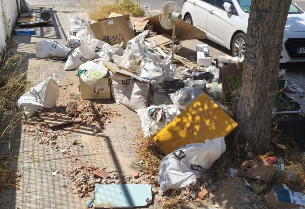 La Policía Local de Coslada detecta un vertido ilegal de escombros en sacos a escasos metros del Punto Limpio