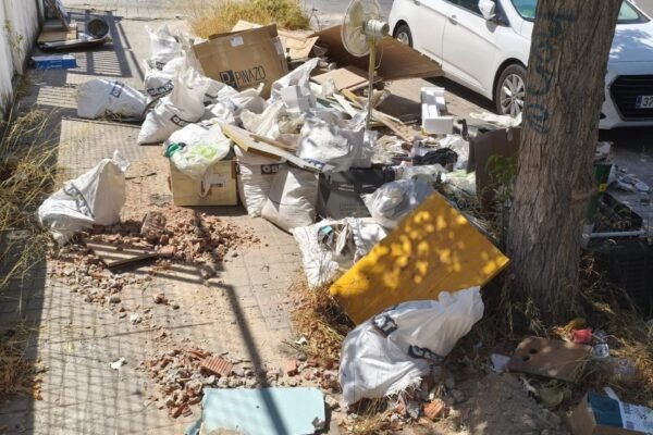 La Policía Local de Coslada detecta un vertido ilegal de escombros en sacos a escasos metros del Punto Limpio