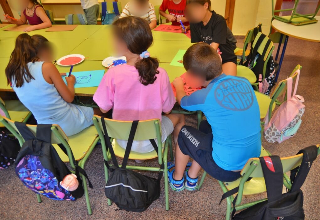 El Ayuntamiento mantiene ayudas para material escolar, becas de comedor, escuelas infantiles y otras necesidades familiares