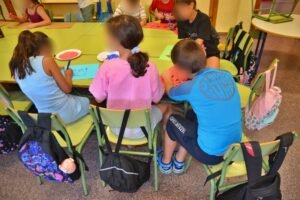 El Ayuntamiento mantiene ayudas para material escolar, becas de comedor, escuelas infantiles y otras necesidades familiares