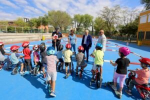 El alcalde de Coslada impulsa la educación vial en el CEIP Villalar con una visita al circuito