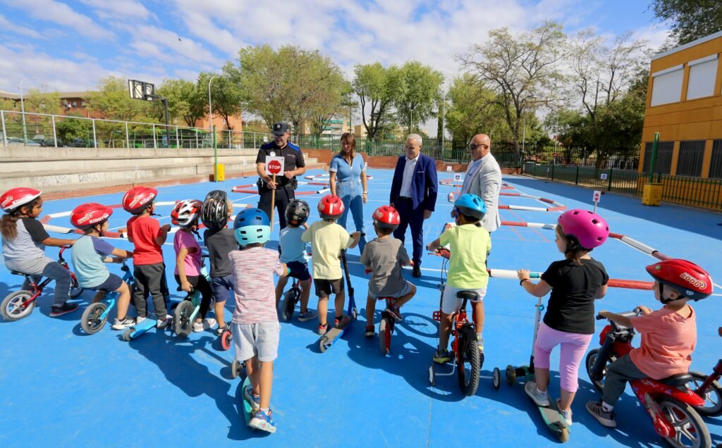 El alcalde de Coslada impulsa la educación vial en el CEIP Villalar con una visita al circuito