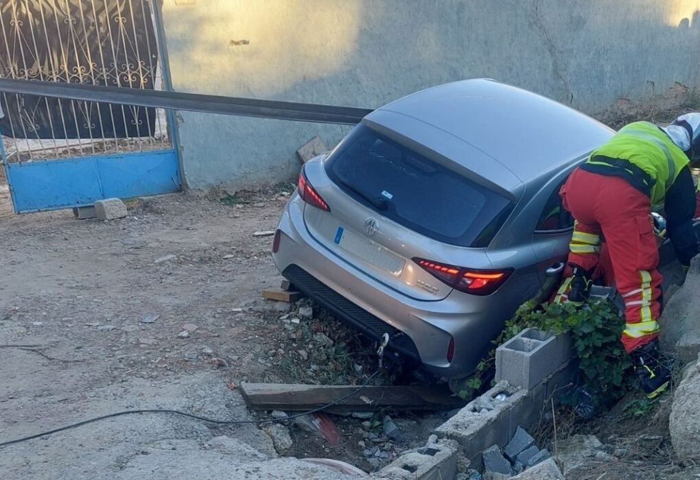 El coche atrapado en una zanja, en Coslada, tras tratar de huir de la Policía Local