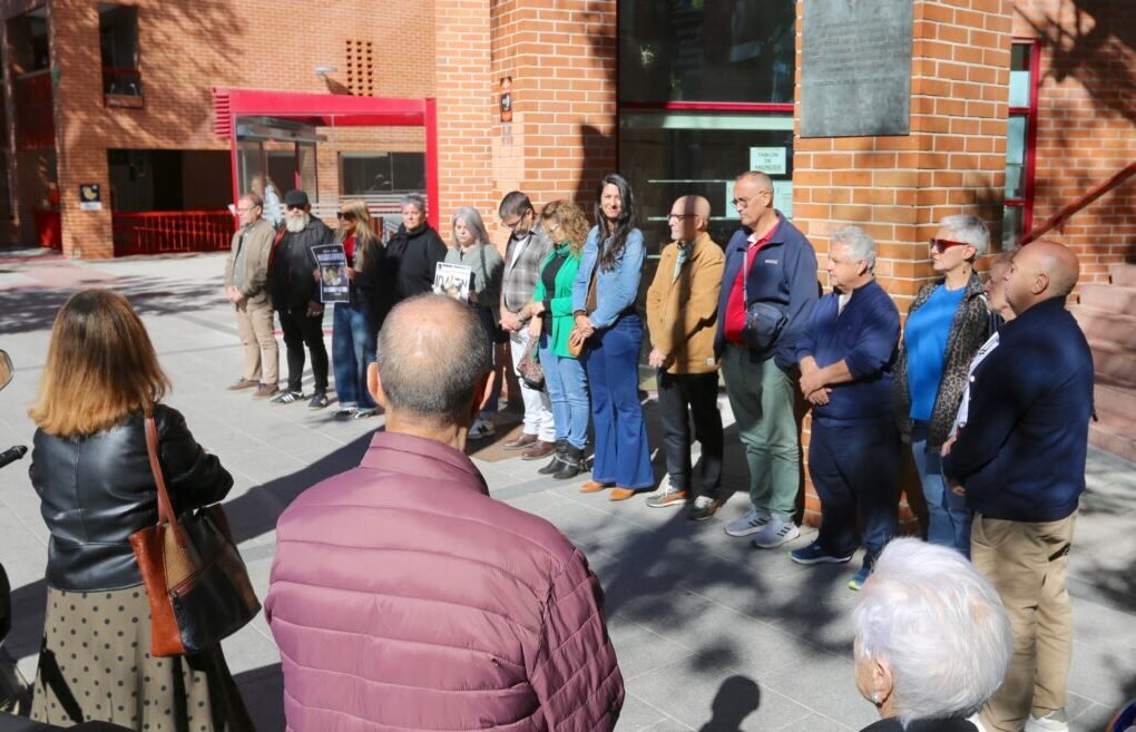 Coslada guarda un minuto de silencio en homenaje a Mari Carmen Abascal