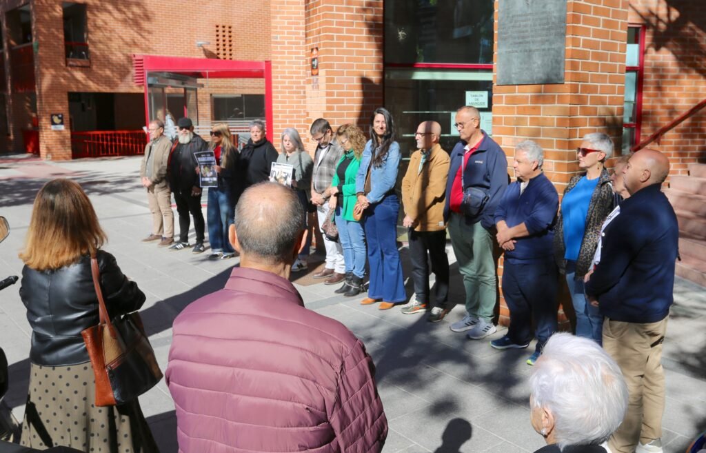 Coslada guarda un minuto de silencio en homenaje a Mari Carmen Abascal