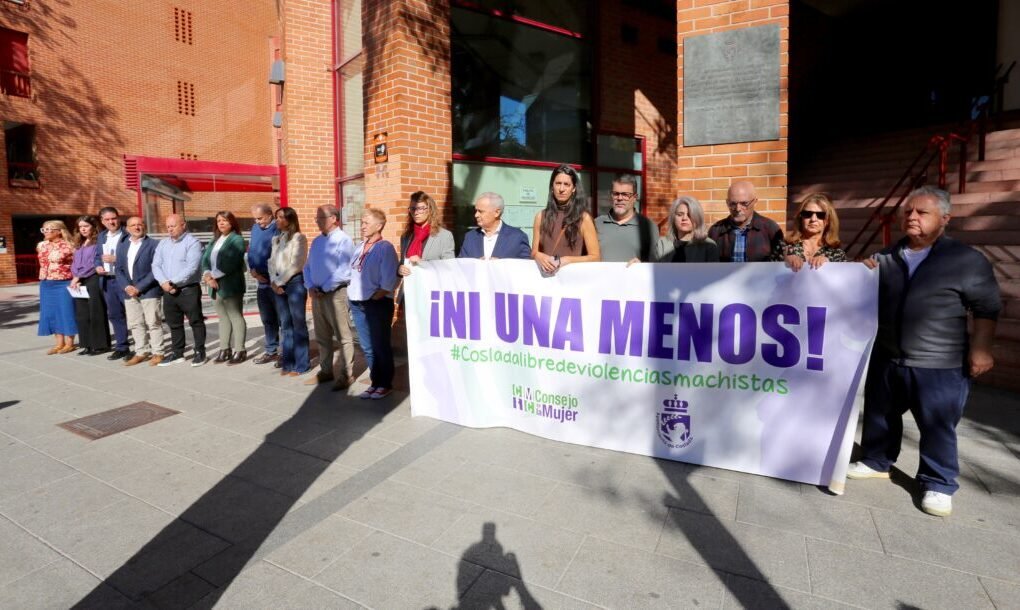 Coslada se une en silencio para condenar los asesinatos machistas en su Ayuntamiento