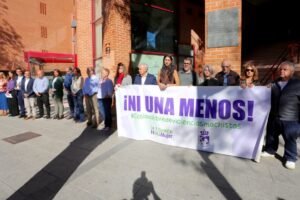 Coslada se une en silencio para condenar los asesinatos machistas en su Ayuntamiento