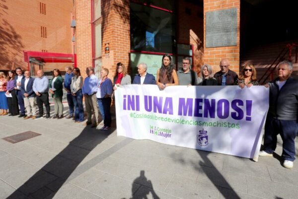Coslada se une en silencio para condenar los asesinatos machistas en su Ayuntamiento