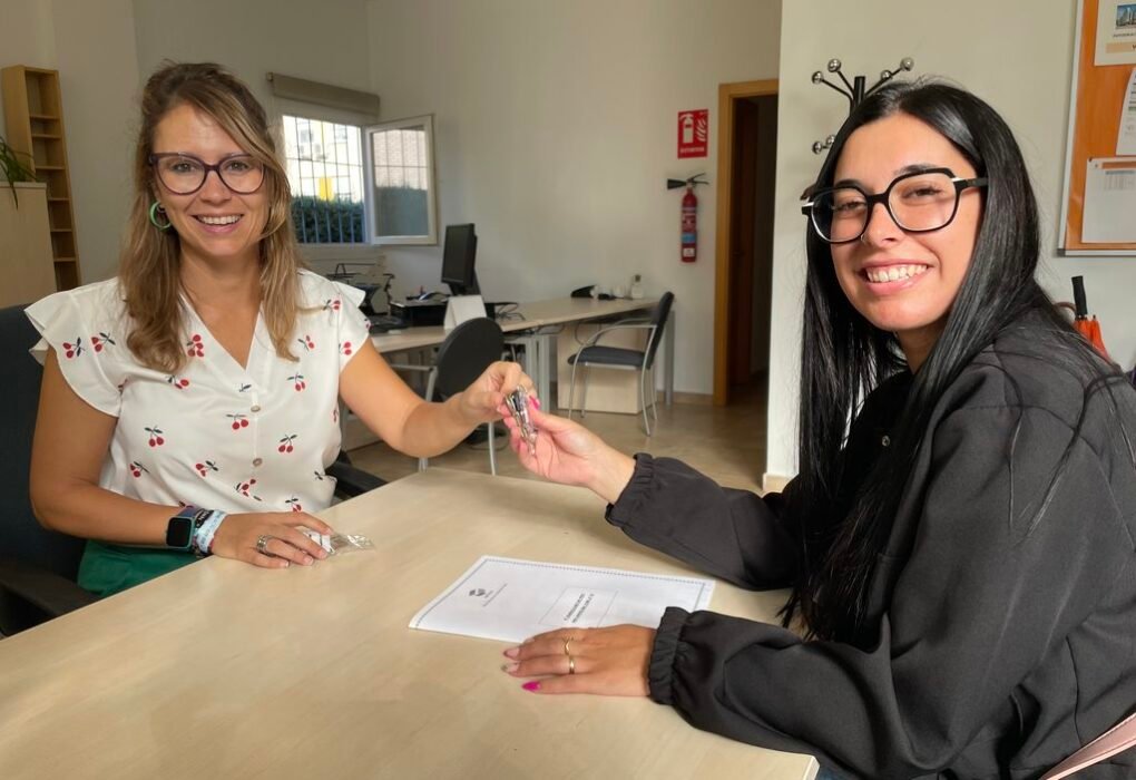 EMVICOSA entrega las llaves de tres nuevas viviendas en alquiler de Coslada