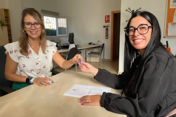 EMVICOSA entrega las llaves de tres nuevas viviendas en alquiler de Coslada